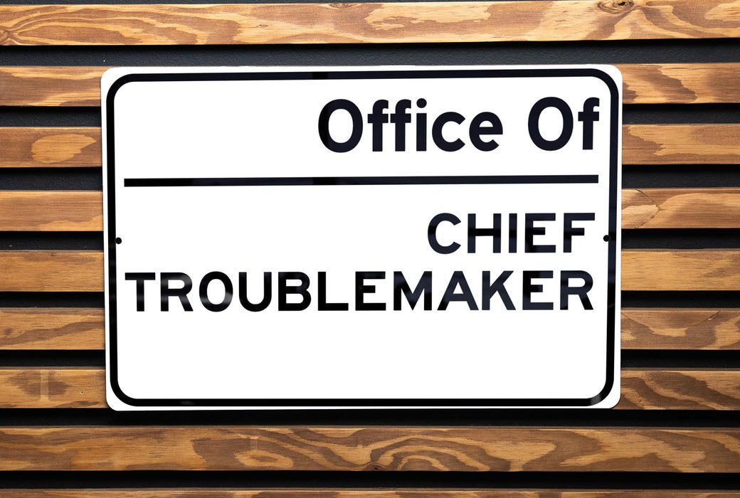 a street sign on a wooden bench that says, don beware of chief office