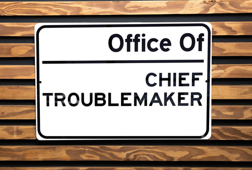 a street sign on a wooden bench that says, don beware of chief office