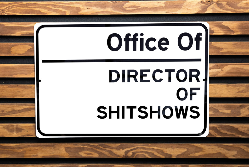 a street sign on a wooden bench that reads, shilohomz of di