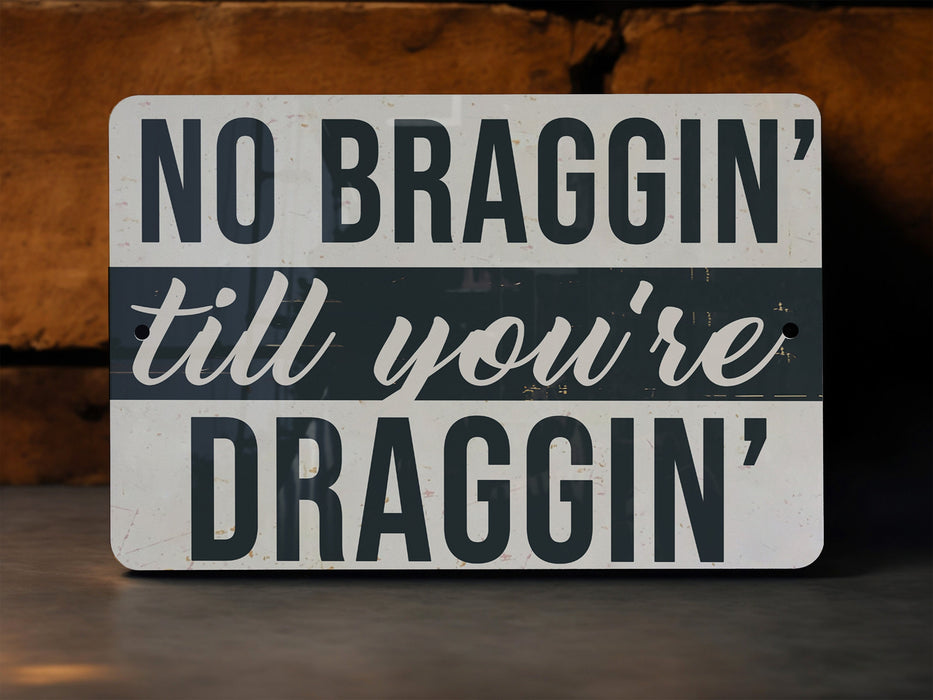 a sign that says no bragin'til you're draggin '