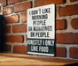 a sign on a brick wall that says i don't like morning people or