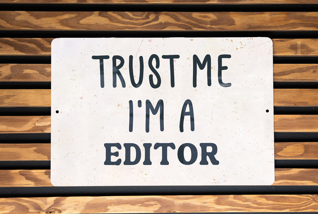 a sign that says trust me i'm a editor