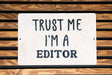 a sign that says trust me i'm a editor