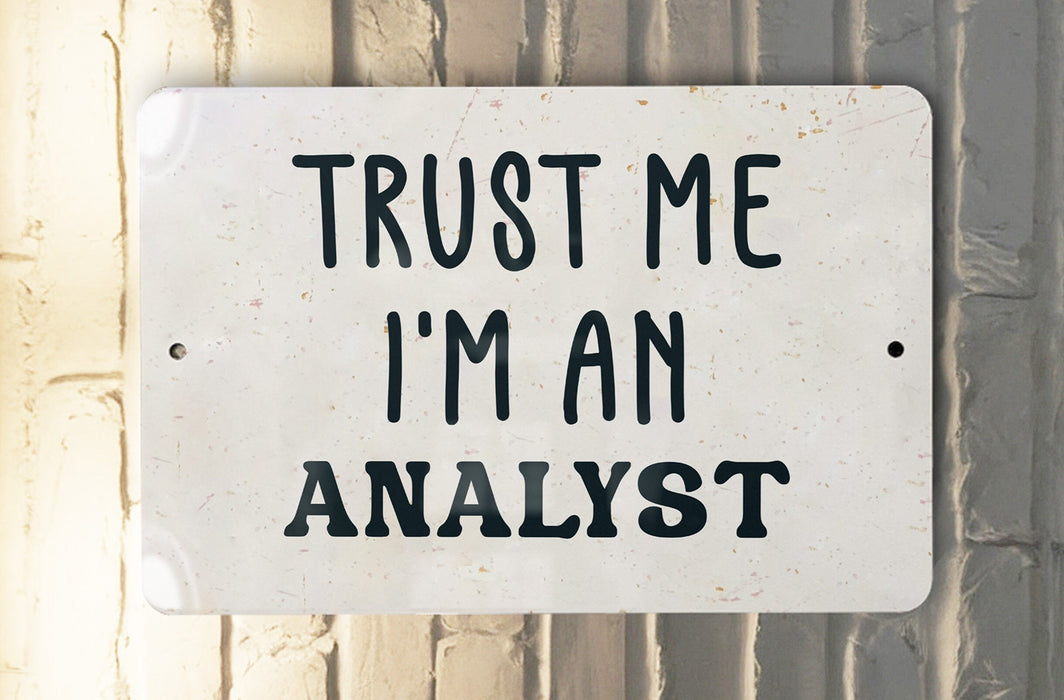 a white sign that says trust me i'm an analist