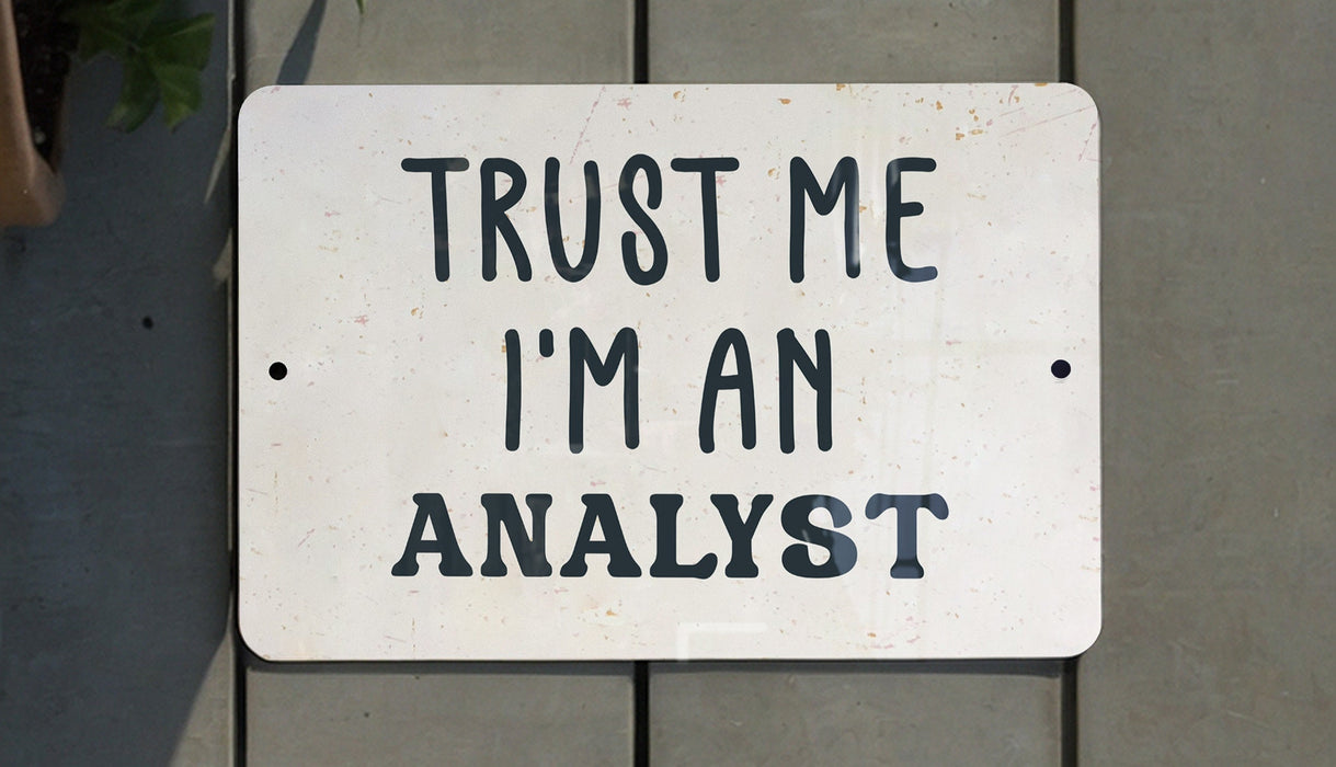 a white sign that says trust me i'm an analist
