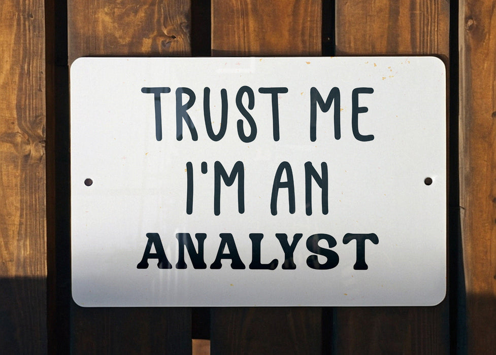 a white sign that says trust me i'm an analist