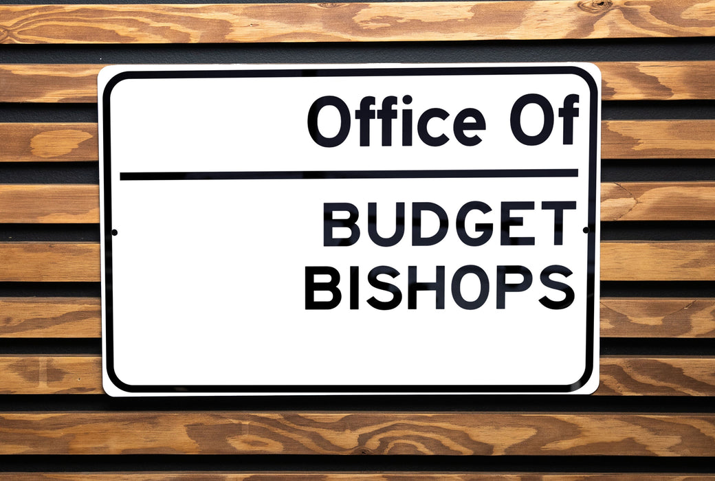 a street sign on a wooden bench that reads bichos bindel office 01
