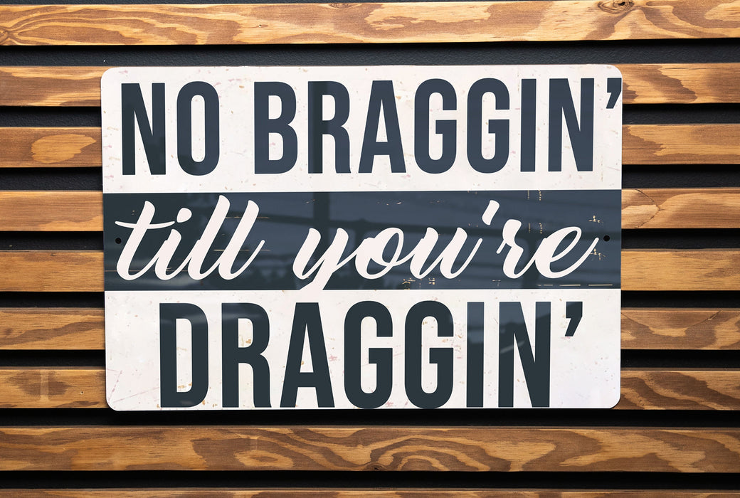 a sign on a wooden wall that says no blyvegin