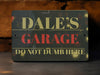 a sign that says dale's garage do not dumb here