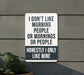 a sign on a wall that says i don't like morning people or mornings