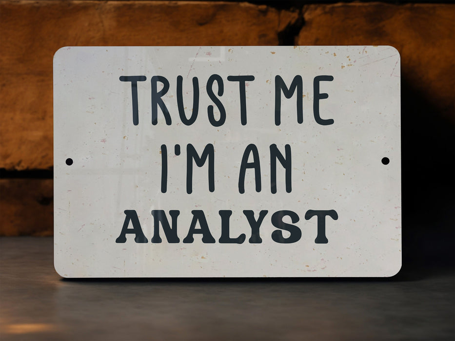 a white sign that says trust me i'm an analist