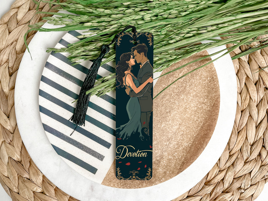 a picture of a couple on a bookmark on a plate
