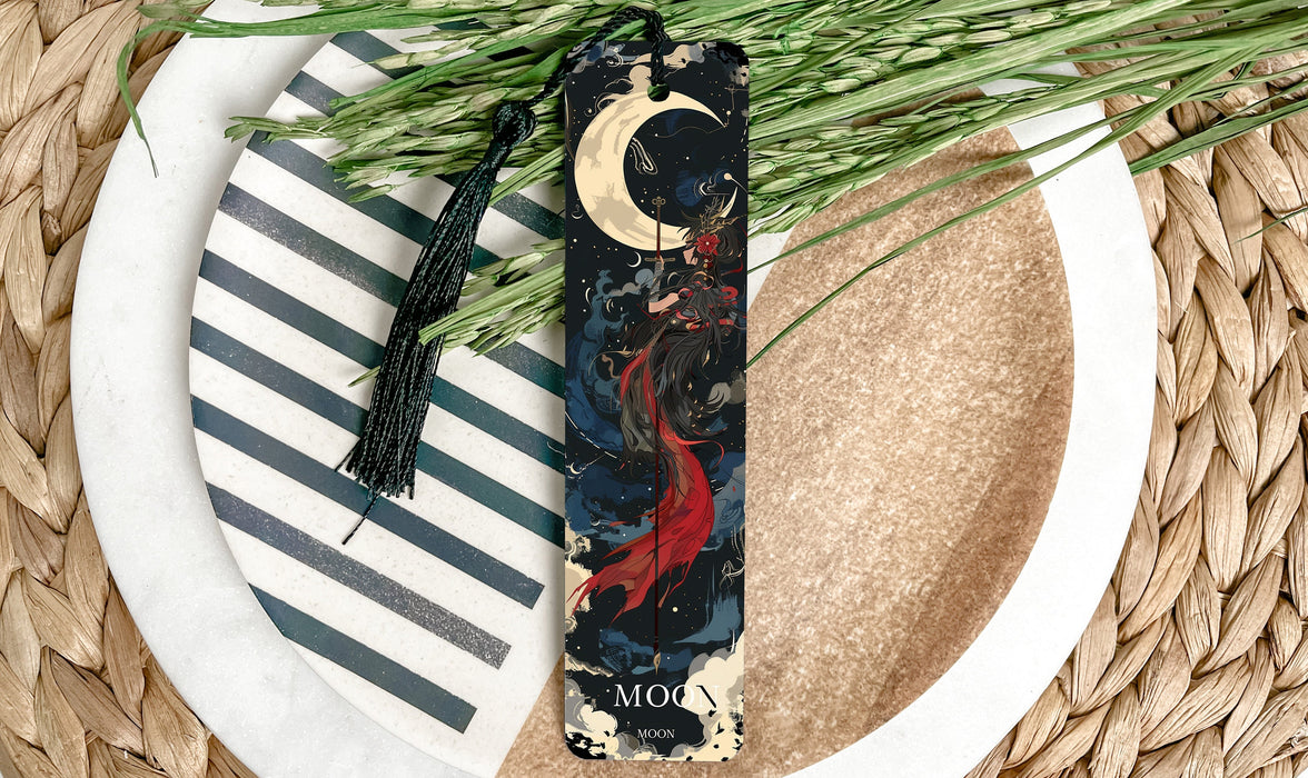 a close up of a snowboard on a plate