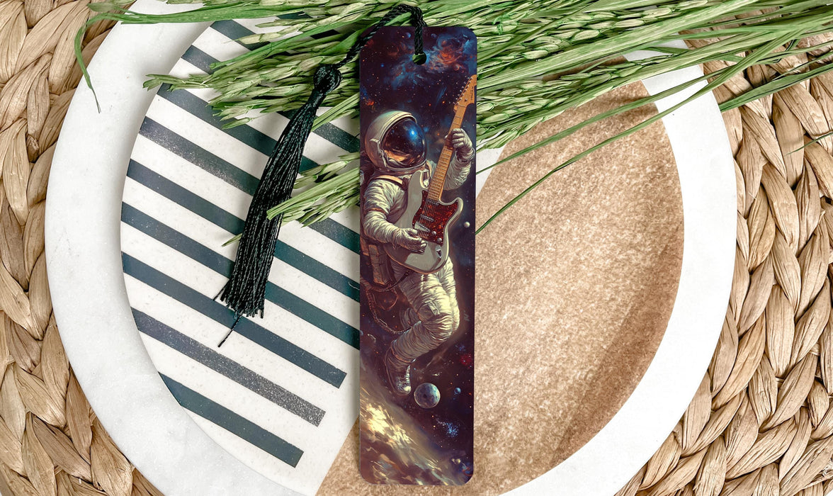 a close up of a snowboard on a plate