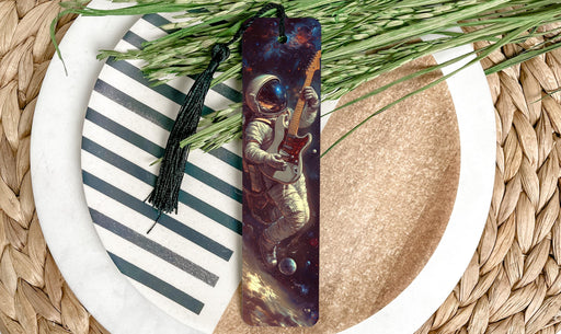 a close up of a snowboard on a plate