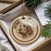 A decorative ornament featuring a Spaniel dog's head, with the text "Spinone Italiano" printed on it, placed in a box with pine branches.